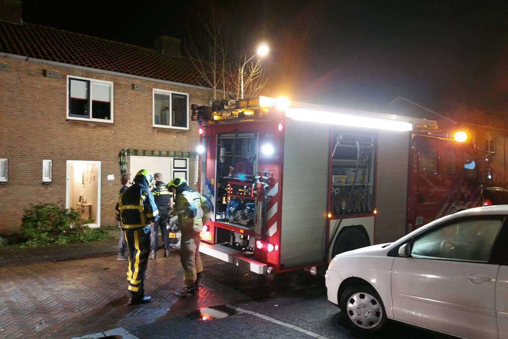 Brandweer blust brand in keuken