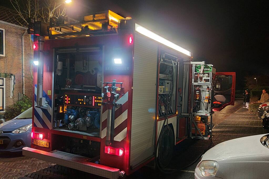 Brandweer blust brand in keuken