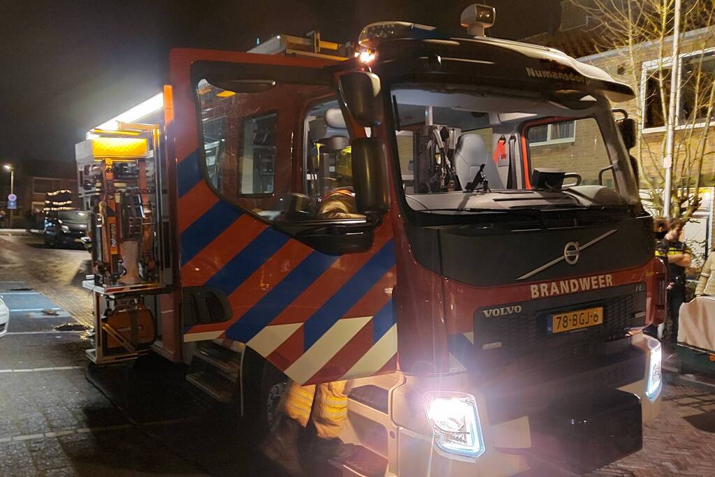 Brandweer blust brand in keuken