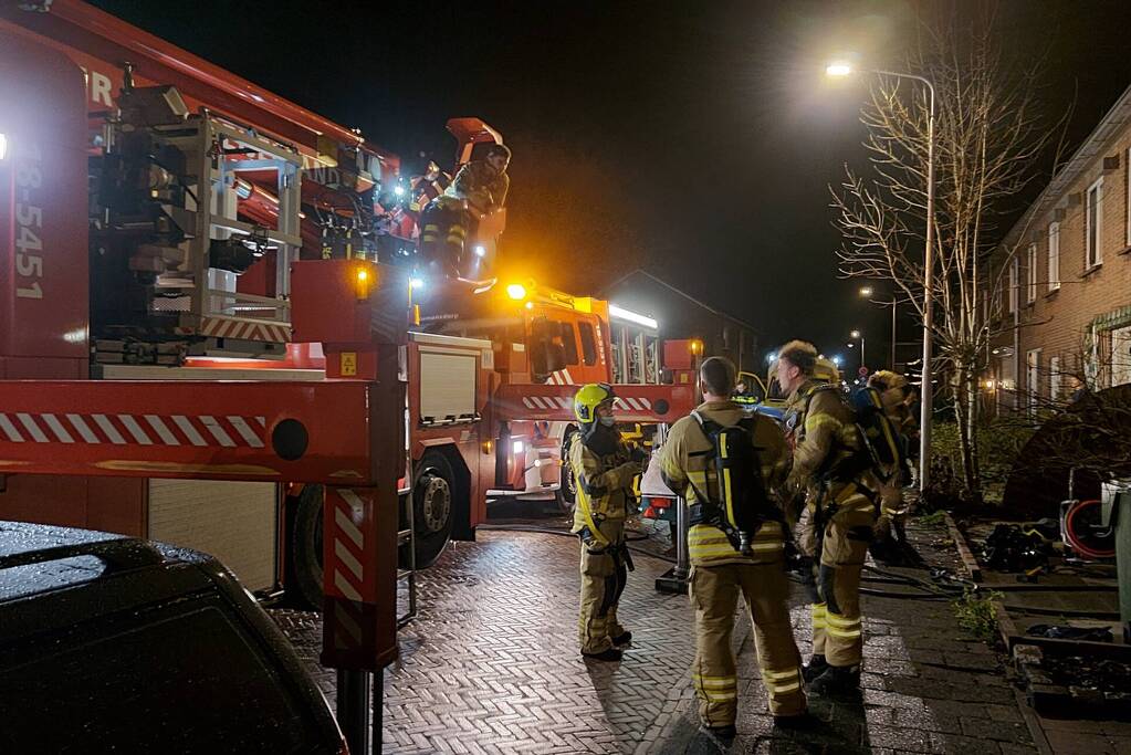 Brandweer blust brand in keuken
