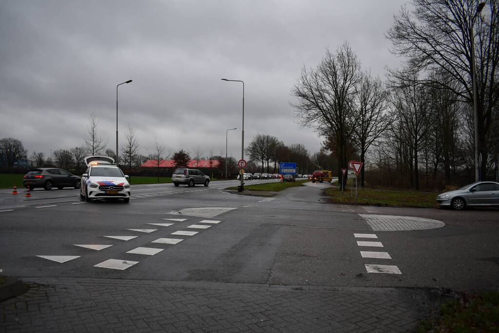 Schade bij aanrijding tussen twee auto's