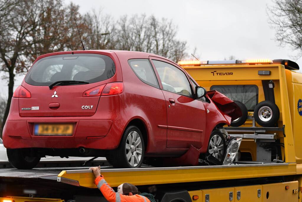 Schade bij aanrijding tussen twee auto's