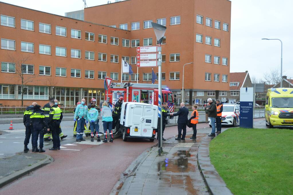 Elektrische 45-kilometer wagen botst tegen hekwerk
