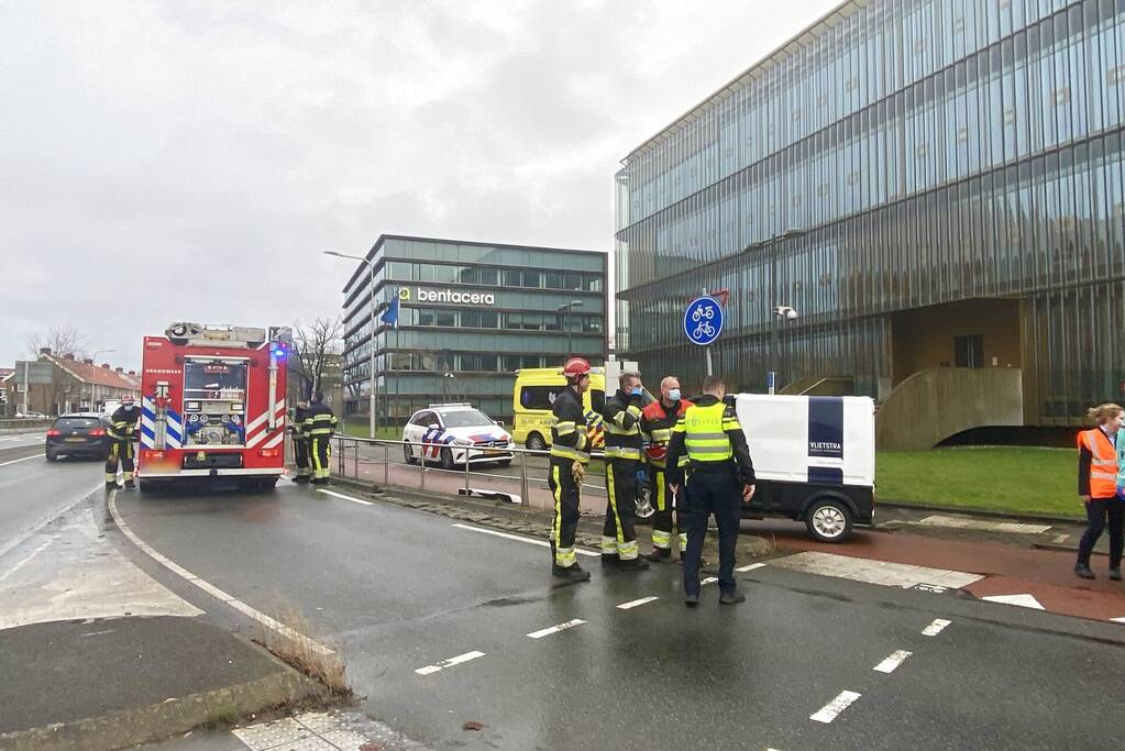 Elektrische 45-kilometer wagen botst tegen hekwerk