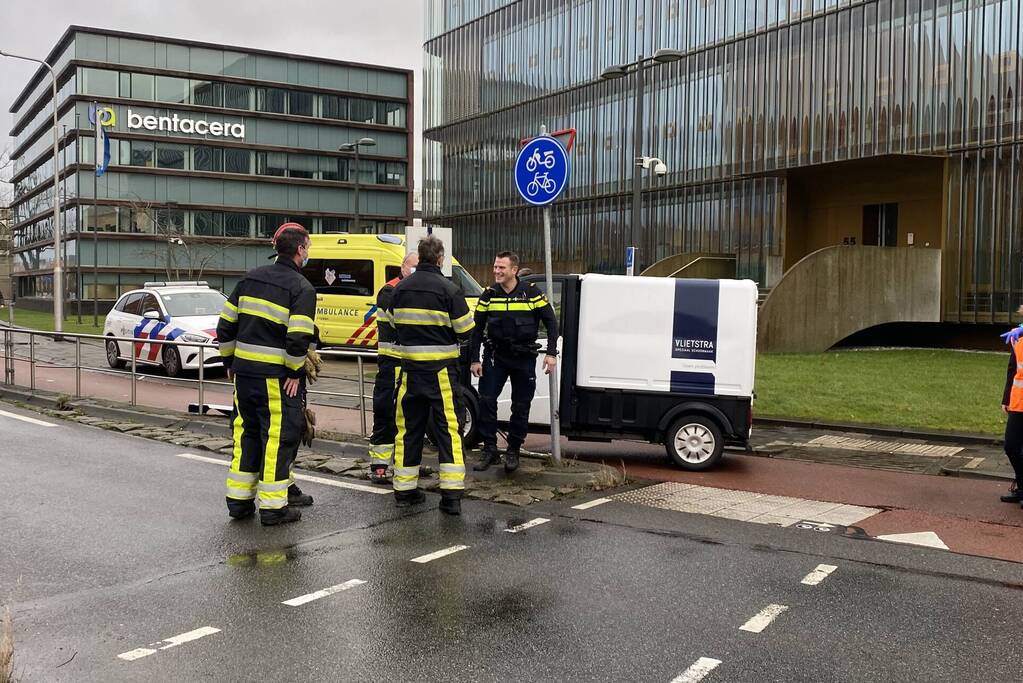 Elektrische 45-kilometer wagen botst tegen hekwerk