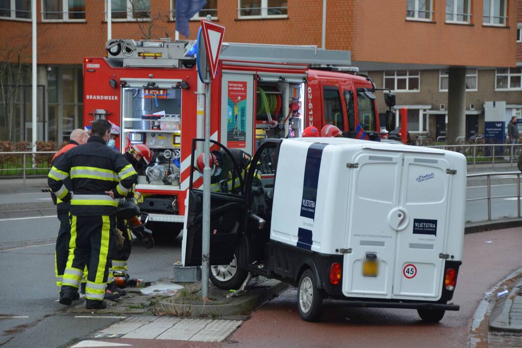 Elektrische 45-kilometer wagen botst tegen hekwerk