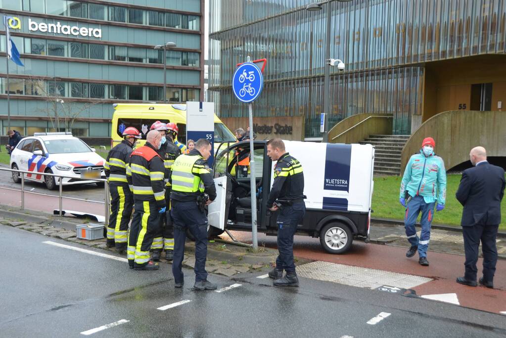 Elektrische 45-kilometer wagen botst tegen hekwerk