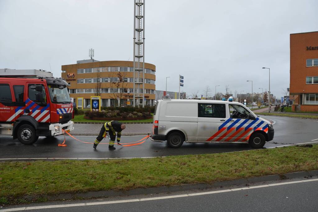 Elektrische 45-kilometer wagen botst tegen hekwerk