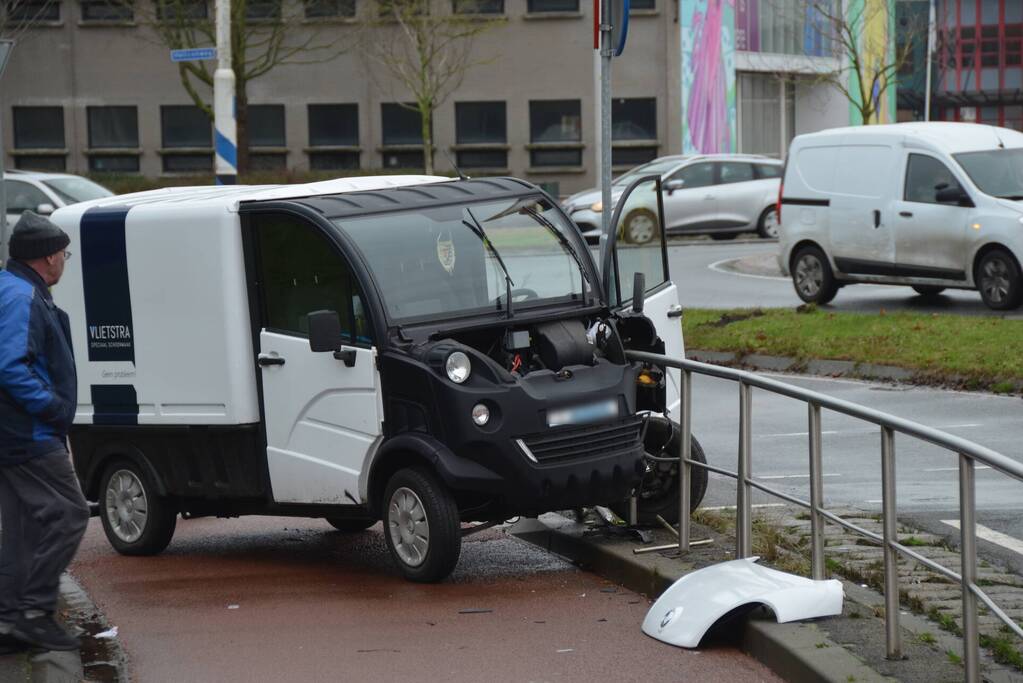 Elektrische 45-kilometer wagen botst tegen hekwerk