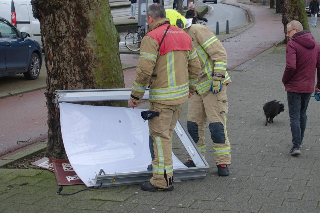 Lichtmastreclame waait los