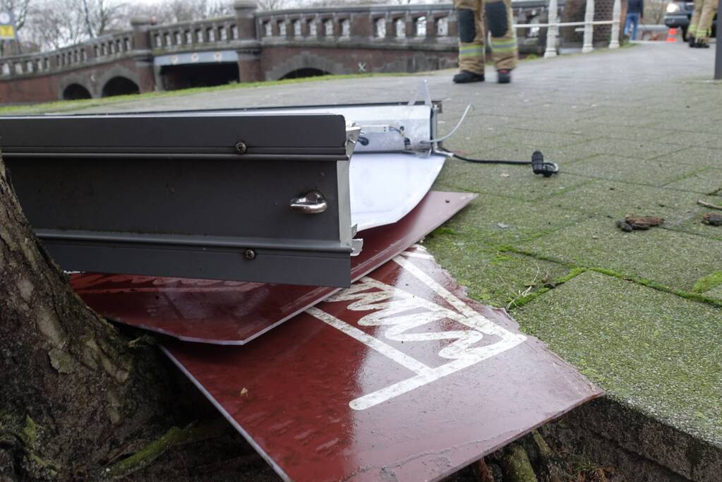 Lichtmastreclame waait los