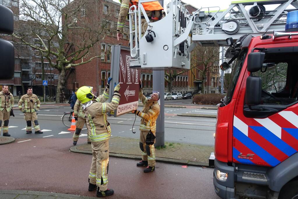 Lichtmastreclame waait los