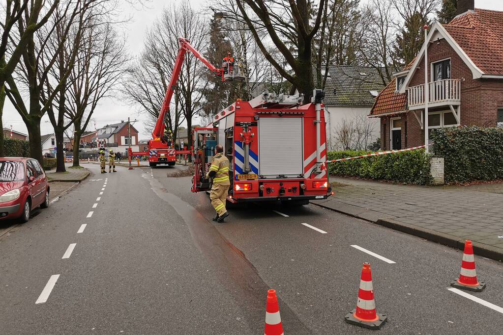 Brandweer verwijdert loshangende takken van boom