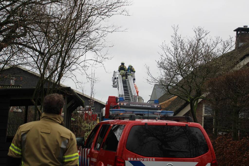 Brand in zorgboerderij met rieten dak