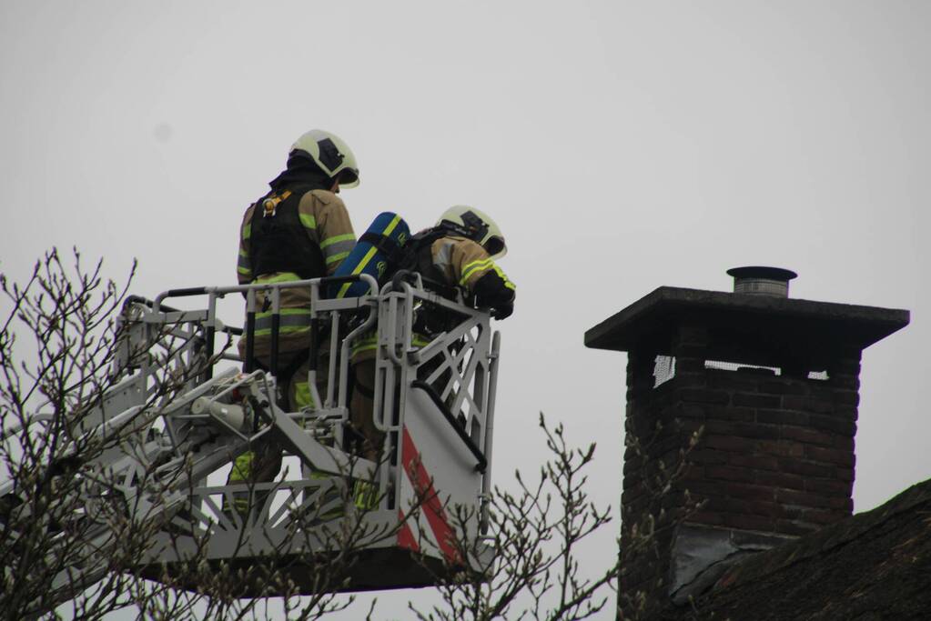 Brand in zorgboerderij met rieten dak