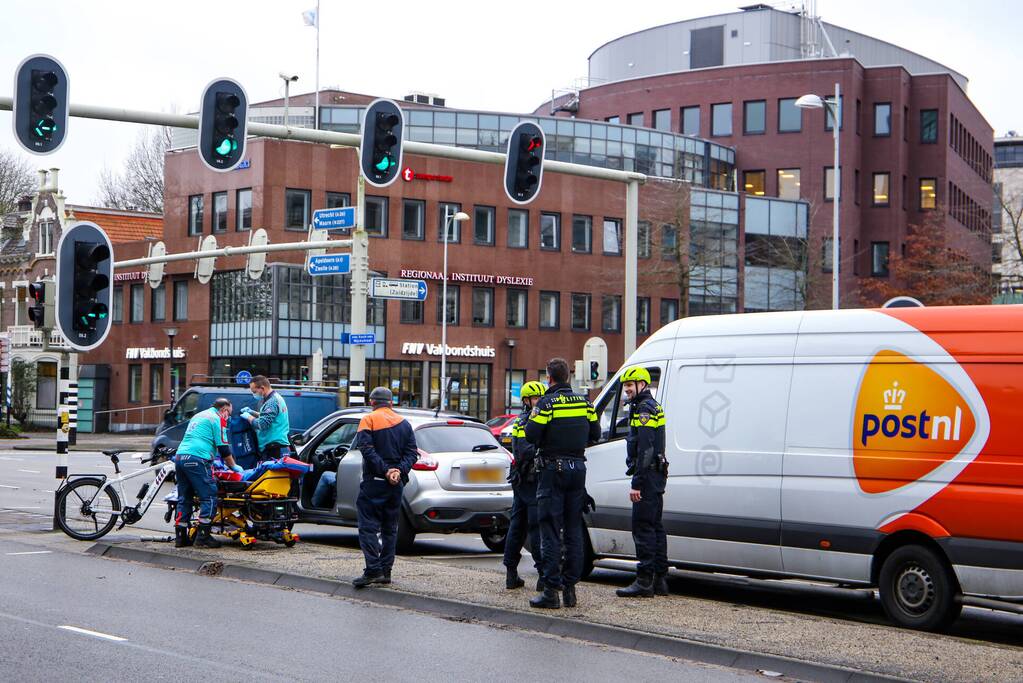 Bestelbus botst op personenauto voor stoplicht