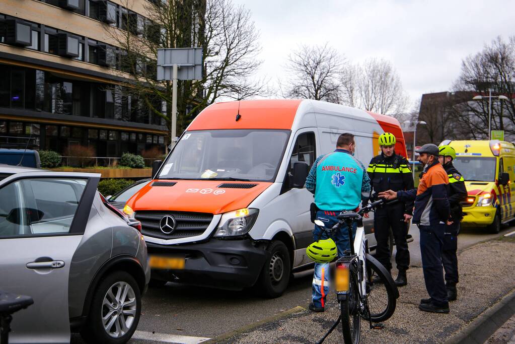 Bestelbus botst op personenauto voor stoplicht