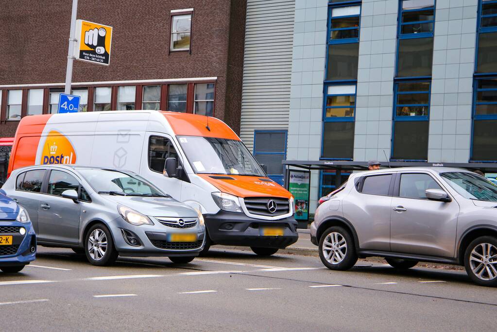 Bestelbus botst op personenauto voor stoplicht