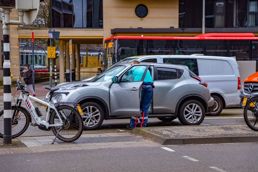 Bestelbus botst op personenauto voor stoplicht