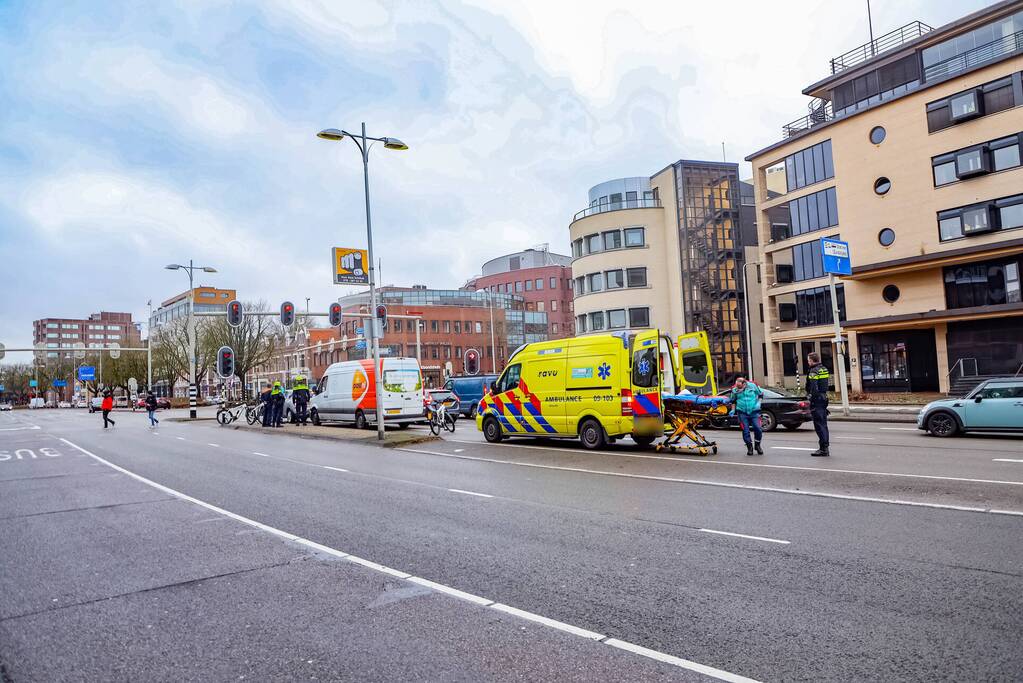 Bestelbus botst op personenauto voor stoplicht
