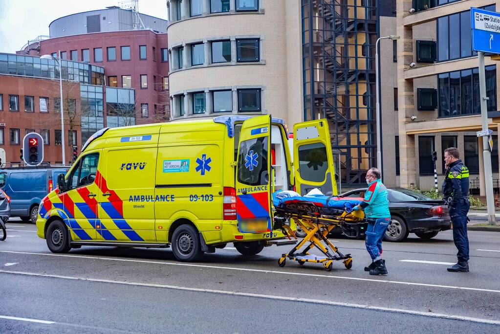 Bestelbus botst op personenauto voor stoplicht