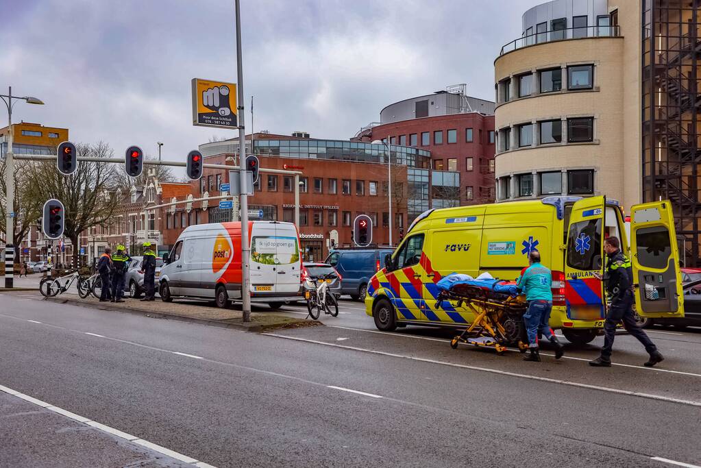Bestelbus botst op personenauto voor stoplicht