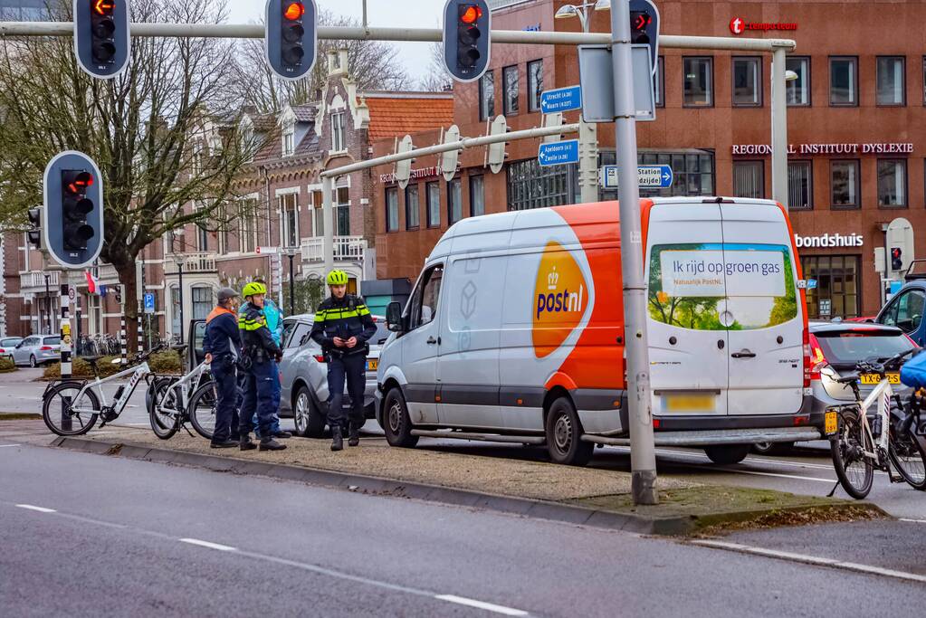 Bestelbus botst op personenauto voor stoplicht