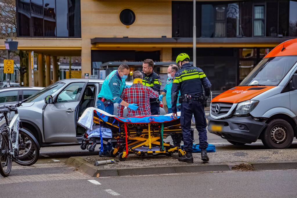 Bestelbus botst op personenauto voor stoplicht