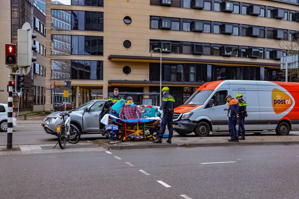 Bestelbus botst op personenauto voor stoplicht