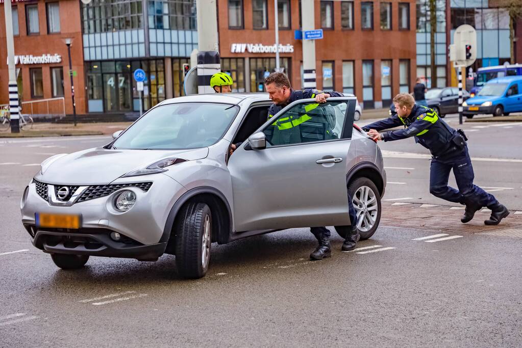 Bestelbus botst op personenauto voor stoplicht