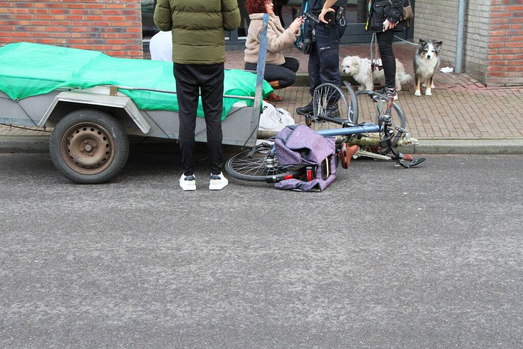 Aanhanger schiet los van auto en schept fietser
