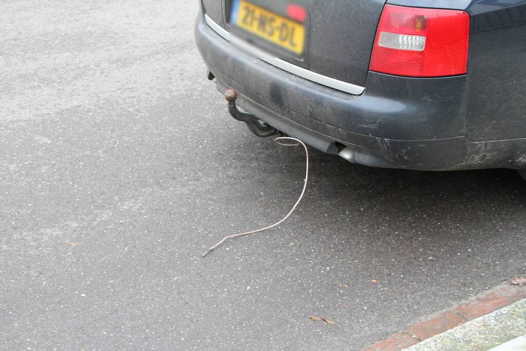 Aanhanger schiet los van auto en schept fietser