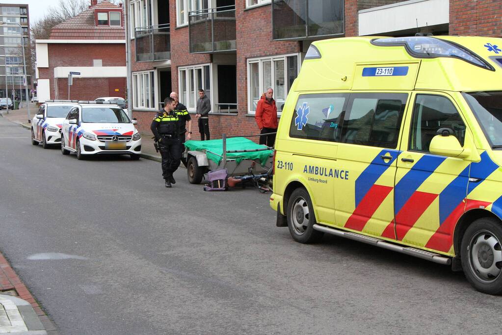 Aanhanger schiet los van auto en schept fietser