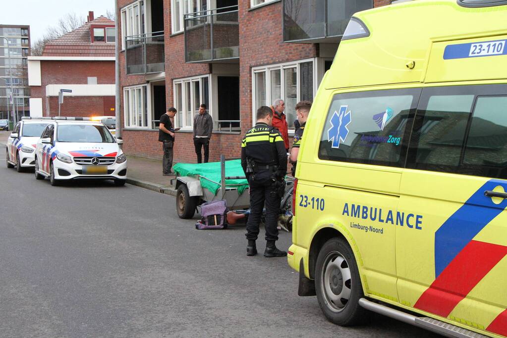 Aanhanger schiet los van auto en schept fietser