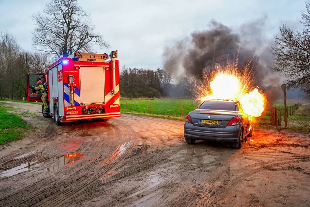 Auto vliegt in brand tijdens het rijden