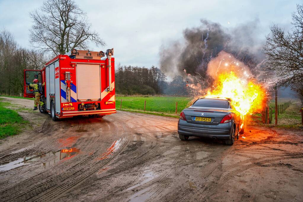 Auto vliegt in brand tijdens het rijden