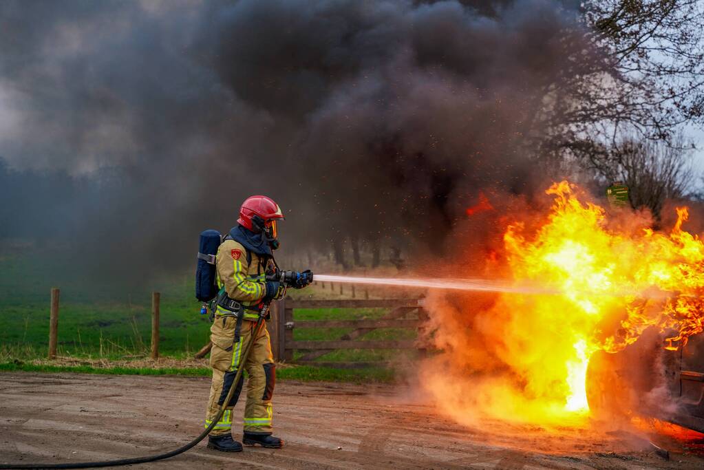 Auto vliegt in brand tijdens het rijden