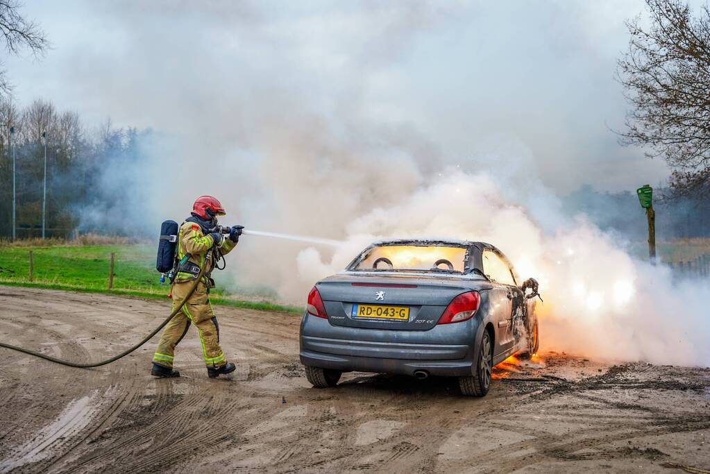 Auto vliegt in brand tijdens het rijden