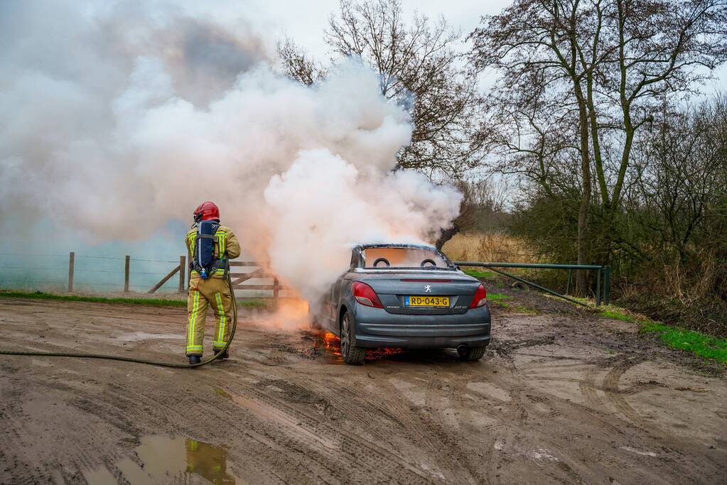 Auto vliegt in brand tijdens het rijden