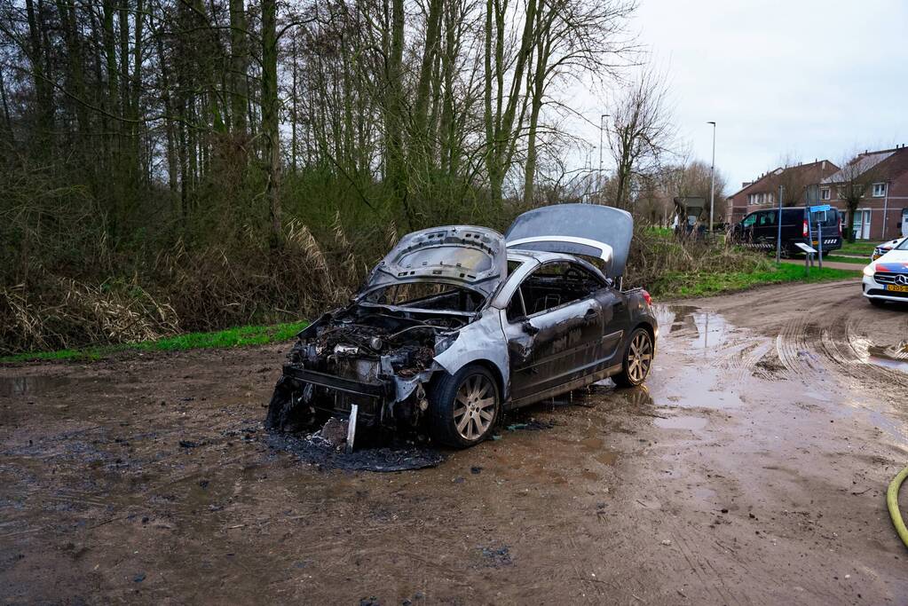 Auto vliegt in brand tijdens het rijden