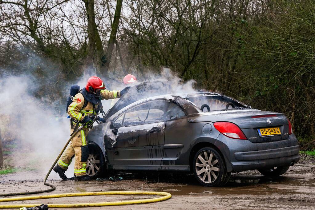 Auto vliegt in brand tijdens het rijden
