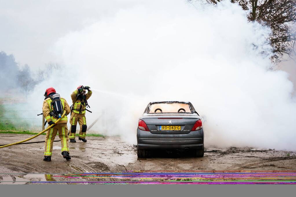 Auto vliegt in brand tijdens het rijden