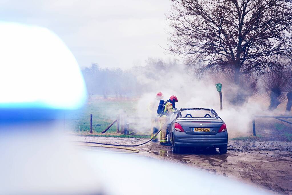 Auto vliegt in brand tijdens het rijden