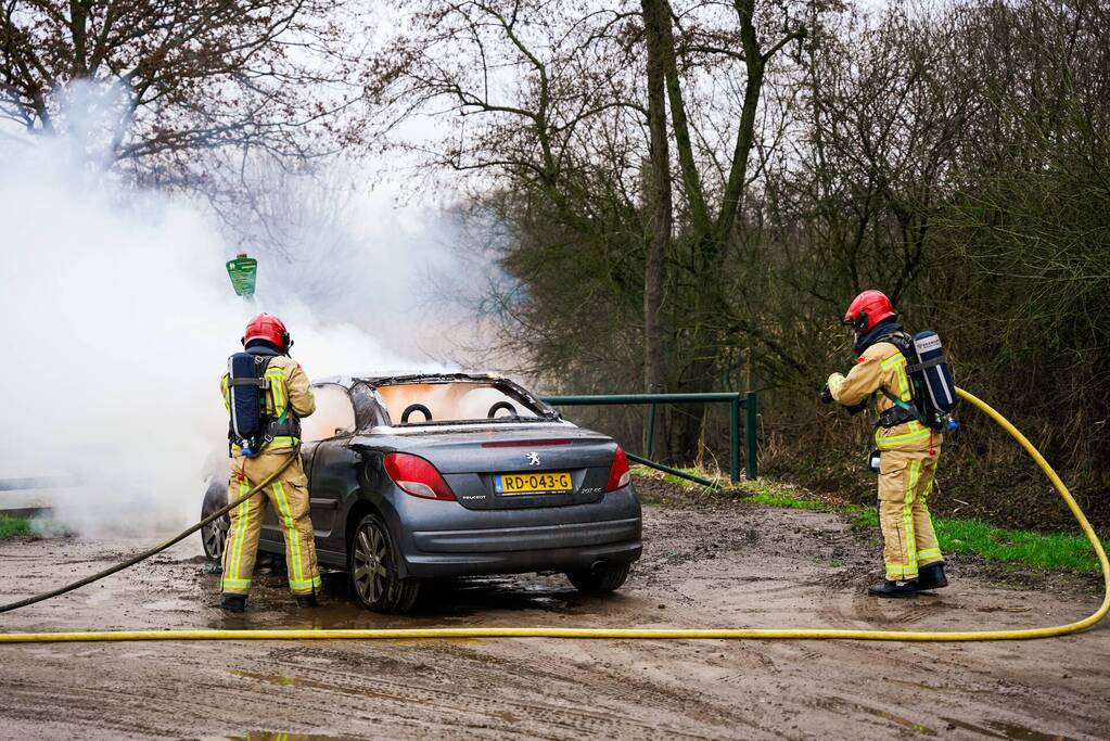 Auto vliegt in brand tijdens het rijden