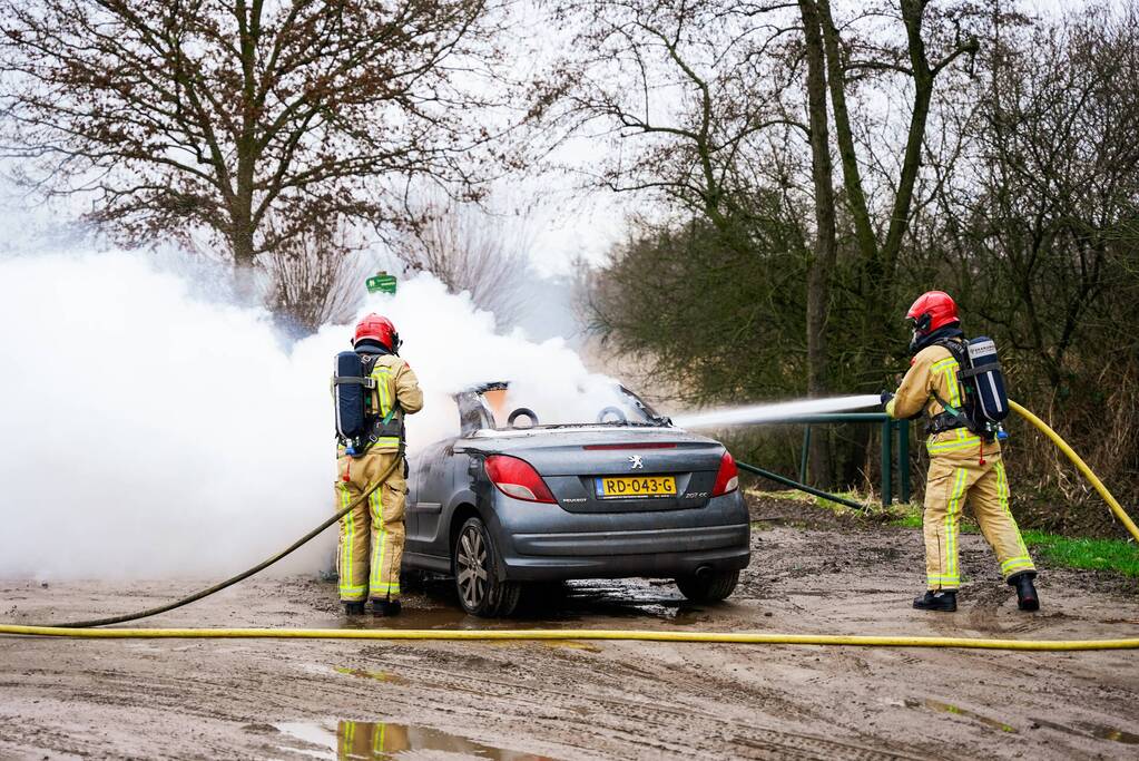 Auto vliegt in brand tijdens het rijden