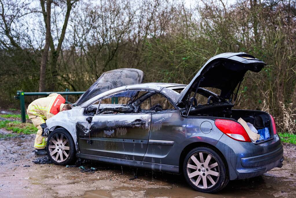 Auto vliegt in brand tijdens het rijden