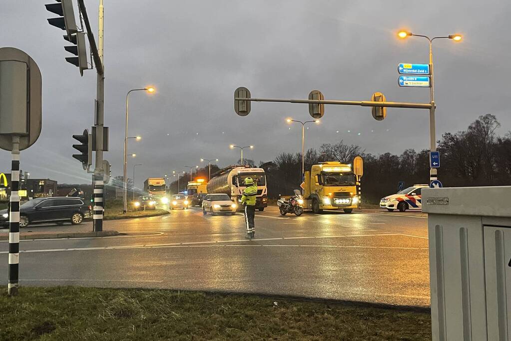 Kettingbotsing tussen twee auto en vrachtwagen