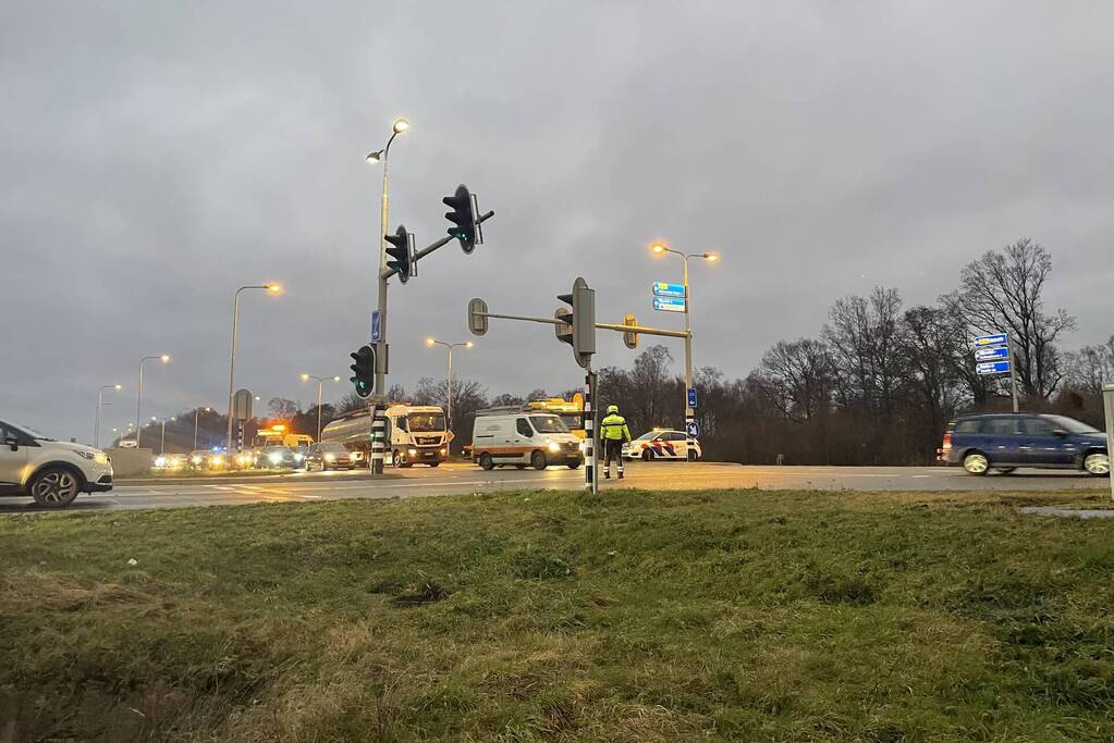 Kettingbotsing tussen twee auto en vrachtwagen
