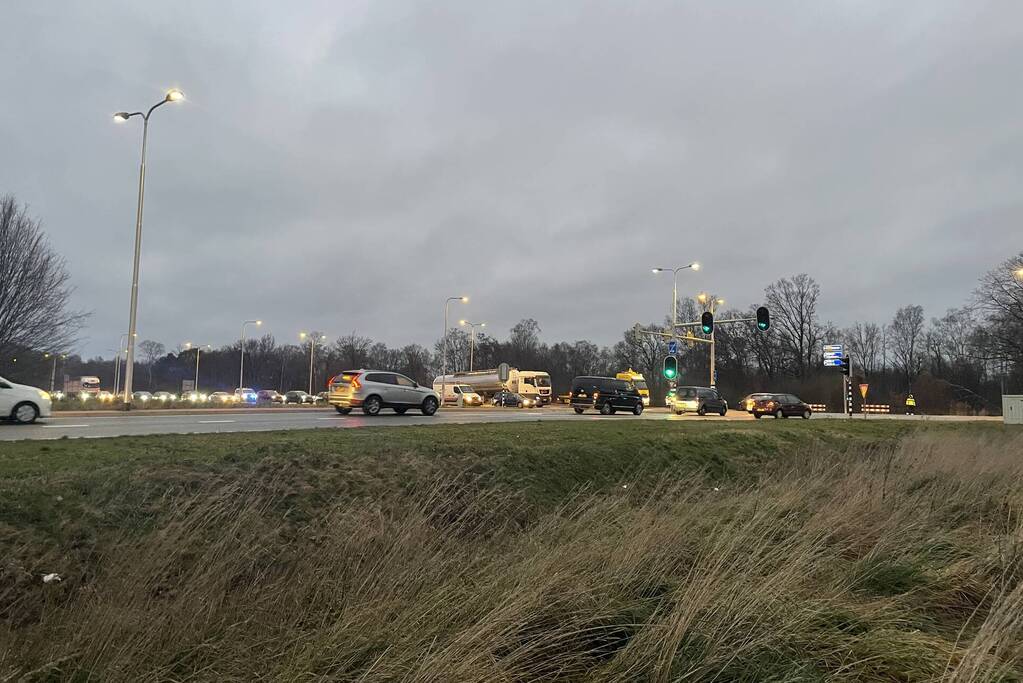 Kettingbotsing tussen twee auto en vrachtwagen
