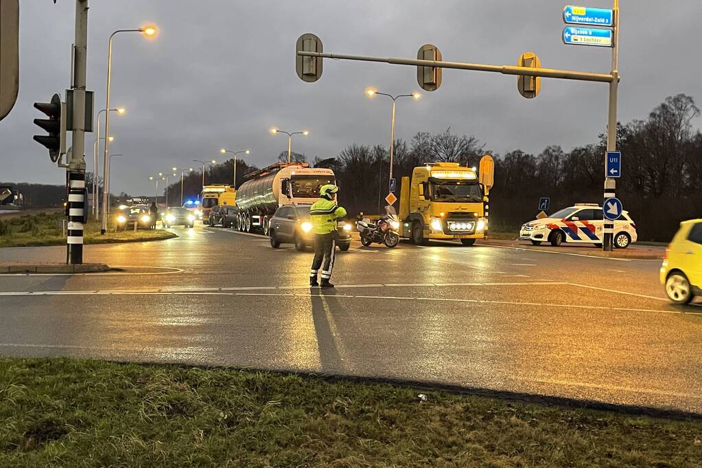 Kettingbotsing tussen twee auto en vrachtwagen